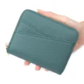 Compacte lederen accordeon portemonnee in groenblauw met gouden rits, in de hand - Blauw (K949-1A)