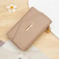 Cartera corta para mujer en color canela con textura de grano y cierre dorado. - Albaricoque