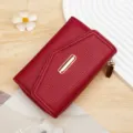 Cartera corta roja para mujer en cuero con textura lichi, cremallera y broche - Rojo