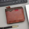 Klassische braune Herren-Kurzbörse mit Reißverschluss und Patchwork-Design auf Tisch - Patchwork-Kontrast-Stil (D5538) / Hellkaffee