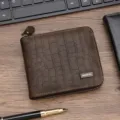 Klassieke bruine heren portemonnee met krokodillenpatroon en rits op houten bureau - Lichtbruin