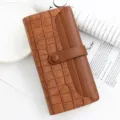 Portefeuille long marron pour femme avec motif pierre et sangle de fermeture à bouton - Brun (R806)