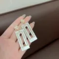 Elegante Retro-Ohrhänger in Weiß mit glitzernden Strasssteinen und goldfarbenem Finish - Gold Weiß (E2127)