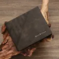 Cartera corta para hombre en color marrón con relieve y logotipo MenBense en madera - Marrón