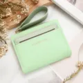 Elegante cartera pequeña verde menta con cremallera, correa de mano y ranura para - Verde