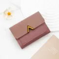 Elegante billetera corta para mujer en color rosa malva con cierre minimalista de hebilla en V - Rosa rojo