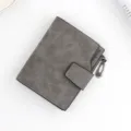 Élégant portefeuille court gris givré pour femme avec boucle de sécurité et fermeture - Gris foncé