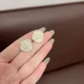 Elegant cream camellia flower stud earrings with pearl accents and gold-toned finish - 山茶花珍珠款式(E1876)