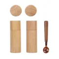Vista dettagliata del set macina sale e pepe in legno con cucchiaio dosatore di rame - Set Doppio Macinino Dritto in Legno di Caucho