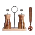 Vista dettagliata del set macinapepe in legno con supporto e cucchiaio dosatore - Set Doppio Macinino in Legno di Acacia