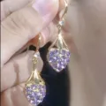 Elegante goldfarbene Herz-Ohrhänger mit funkelnden lila Kristallen für Damen modisch - Lila