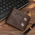 Braune Herren-Geldbörse mit geprägtem Tarnmuster und doppelten Magnetverschlüssen. - Dunkelkaffee (D208-7)