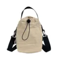 Piccola borsa a secchiello in nylon beige con coulisse nera e tracolla regolabile - Kaki