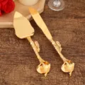 Elegantes goldenes Tortenbesteck Set mit verzierten Calla-Griffen für Hochzeiten. - Blatt-Stil / Gold