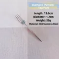 Vue détaillée d'une fourchette à dessert en acier inoxydable 304 avec manche martelé - Fourchette à Dessert (13.6cm) / Argent