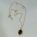Κομψό vintage χρυσό κολιέ με καφέ οβάλ μενταγιόν από πολύτιμο λίθο και ανάγλυφο πλαίσιο. - 虎眼石吊坠/项链