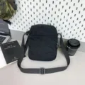 Minimalistische schwarze Nylon-Umhängetasche mit verstellbarem Gurt und Textur-Finish - Schwarz