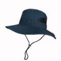 Vue détaillée du chapeau de soleil extérieur bleu marine avec maille respirante - Adulte 55-58cm / Bleu marine