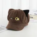 Detail view of the brown newsboy cap showing the embroidered cat face and 3D ears - Adult 55-58cm / Coffee