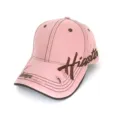 Gros plan de la casquette de baseball rose vintage délavée avec broderie et détails usés. - H Rose