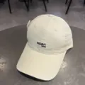 Gros plan d'une casquette de baseball en coton crème avec broderie Open Mind bleue - Adulte 55-58cm / Style Open Mind / Beige