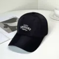 Détail d'une casquette de baseball noire avec broderie blanche de lettres PARIS AWESOME - Style Paris Awesome / Adulte 55-58cm / Noir