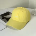 Detaillierte Nahaufnahme einer gelben, schnelltrocknenden Baseballkappe mit Stickerei - Hello Stickerei Stil B / Gelb