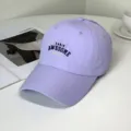 Gros plan détaillé d'une casquette de baseball lilas avec broderie 'PARIS AWESOME' chic - Style Paris Awesome / Adulte 55-58cm / Violet