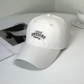 Vue détaillée de la broderie 'PARIS AWESOME' sur une casquette de baseball blanche tendance - Style Paris Awesome / Adulte 55-58cm / Beige