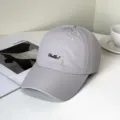 Detailansicht einer grauen Baseballkappe mit schwarzer Hello!-Stickerei vorne - Hello Stickerei Stil B / Grau