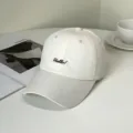 Detailansicht einer weißen Baseballkappe mit schwarzer 'Hello!'-Stickerei auf der Vorderseite. - Hello Stickerei Stil B / Beige