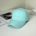 Nahaufnahme einer mintgrünen, schnelltrocknenden Baseballkappe mit Stickerei. - Hello Stickerei Stil B / Hellgrün