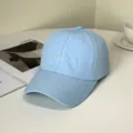 Detailansicht einer hellblauen, schnell trocknenden Baseballkappe mit 'Hello!' Stickerei - Hello Stickerei Stil B / Blau