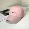 Detailaufnahme der rosa schnelltrocknenden Baseballkappe mit schwarzer Hello!-Stickerei - Hello Stickerei Stil B / Rosa