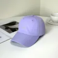 Nahaufnahme einer lila Baseballkappe mit Hello-Stickerei in minimalistischer Umgebung - Hello Stickerei Stil B / Lila