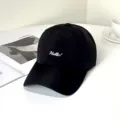 Schwarze minimalistische Baseballkappe mit 'Hello!'-Stickerei auf weißem Tisch - Hello Stickerei Stil B / Schwarz