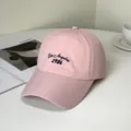 Detailansicht einer rosa Baseballkappe mit Los Angeles 1986 Stickerei-Details - Los Angeles 1986 Stickerei Stil / Rosa