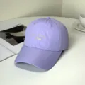 Detailansicht einer lila schnell trocknenden Baseballkappe mit Los Angeles Bestickung - Los Angeles 1986 Stickerei Stil / Lila