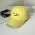 Detailansicht einer gelben schnelltrocknenden Baseballkappe mit Stickerei-Design - Los Angeles 1986 Stickerei Stil / Gelb