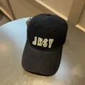 Detalle de una gorra de béisbol negra con bordado JKSY ONE en estampado de leopardo - Adulto 55-58cm / JKSY Negro