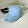 Detailansicht einer hellblauen schnelltrocknenden Baseballkappe mit Stickerei - Hello Stickerei Stil / Blau
