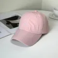 Detailansicht einer rosa schnelltrocknenden Baseballkappe mit Hello-Stickerei für Damen - Hello Stickerei Stil / Rosa