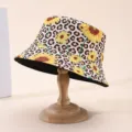Detaillierte Ansicht des Sonnenblumen- und Leoparden-Anglerhuts auf einem Holzständer - Erwachsene 55-58cm / Gelb Leopard Sonnenblume Stil (9)