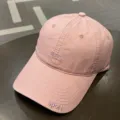 Dettaglio di un cappello da baseball in cotone lavato rosa con ricami RUN e sport - Adulto 55-58cm / Stile RUN / Rosa