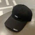 Dettaglio di un cappello da baseball nero in cotone con ricamo bianco RUN. e sport - Adulto 55-58cm / Stile RUN / Nero