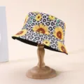 Detailansicht eines Fischerhuts mit Sonnenblumen- und Leopardenmuster auf einem Ständer. - Erwachsene 55-58cm / Grau Leopard Sonnenblume Stil (6)