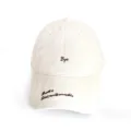 Gros plan sur les détails de la casquette brodée avec un joli lettrage unique et du coton. - Adulte 56-60cm / Style bye / Beige