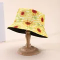 Detaillierte Ansicht eines Fischerhutes mit Sonnenblumenmuster auf einem Holzständer. - Erwachsene 55-58cm / Gelb Weiß Welle Sonnenblume Stil (5)