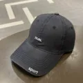 Primo piano del berretto da baseball in cotone lavato con ricamo 'RUN.' e 'sport' - Adulto 55-58cm / Stile RUN / Grigio scuro