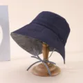 Vue détaillée chapeau de soleil à large bord doublure à carreaux et jugulaire été. - Adulte 55-58cm / Bleu marine